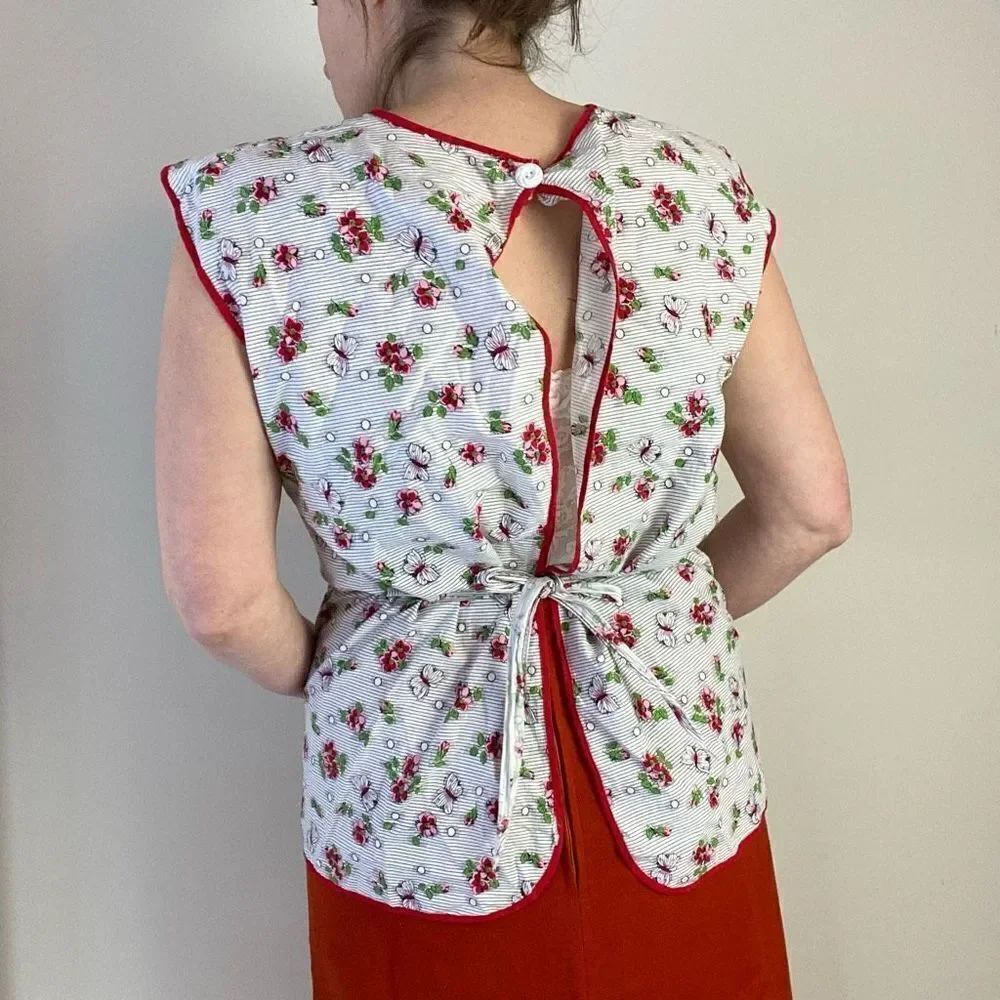 VTG 40s / 50s Hand Sewn Cherry Blossom and Butterfly Front Pocket Wrap Cobbler A